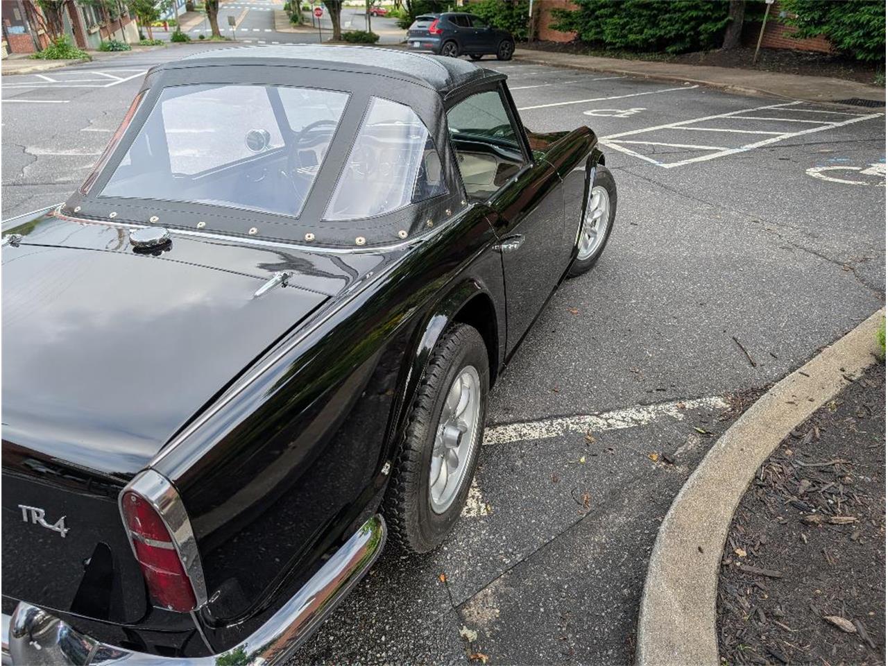 Triumph-Tr4-1964-New-Gloss-Black-pain-Light-grey-leather-17