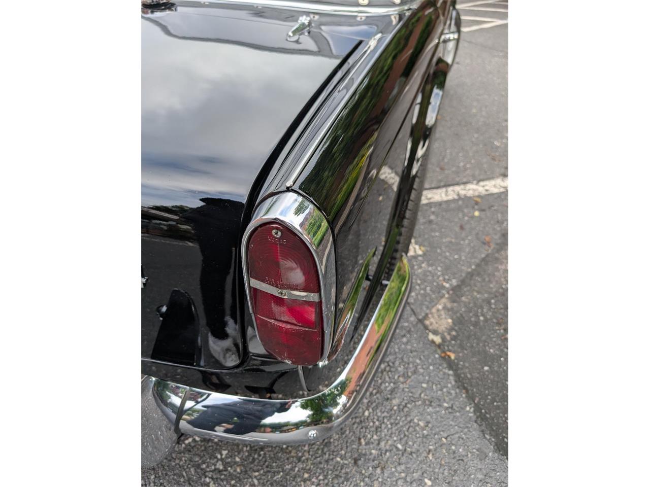 Triumph-Tr4-1964-New-Gloss-Black-pain-Light-grey-leather-18