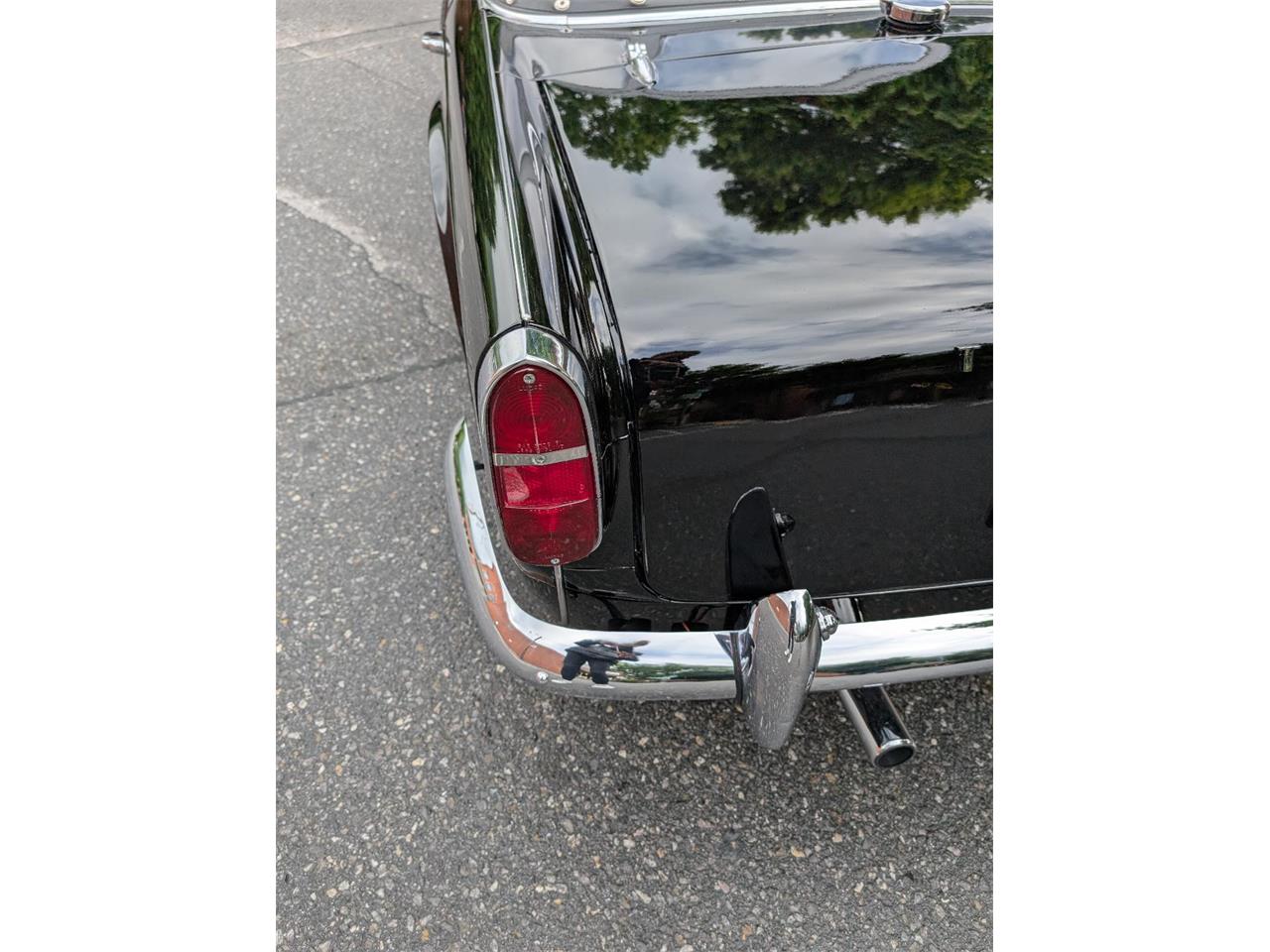 Triumph-Tr4-1964-New-Gloss-Black-pain-Light-grey-leather-19