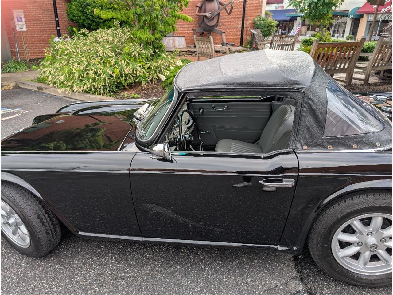 Triumph-Tr4-1964-New-Gloss-Black-pain-Light-grey-leather-20