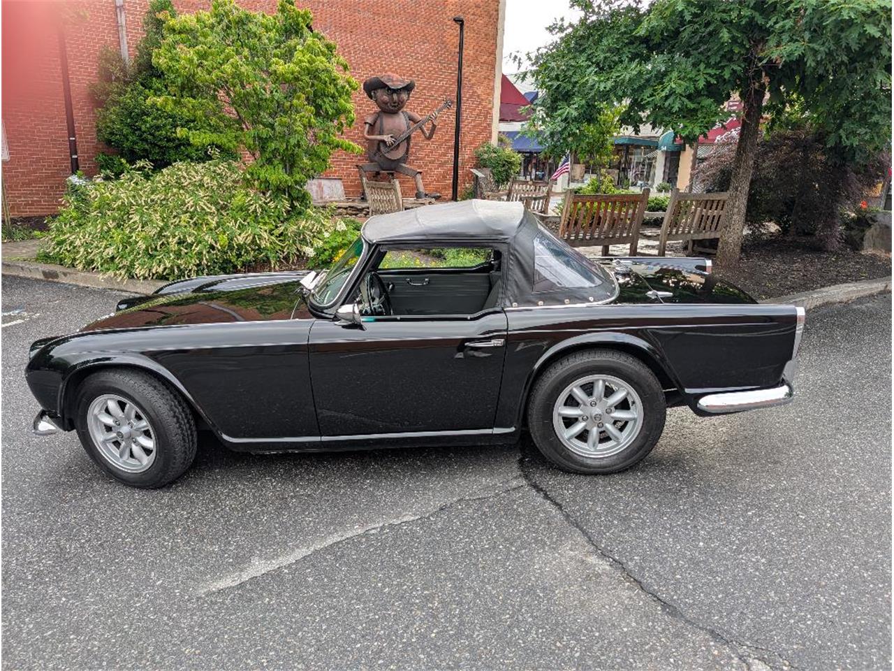Triumph-Tr4-1964-New-Gloss-Black-pain-Light-grey-leather-21