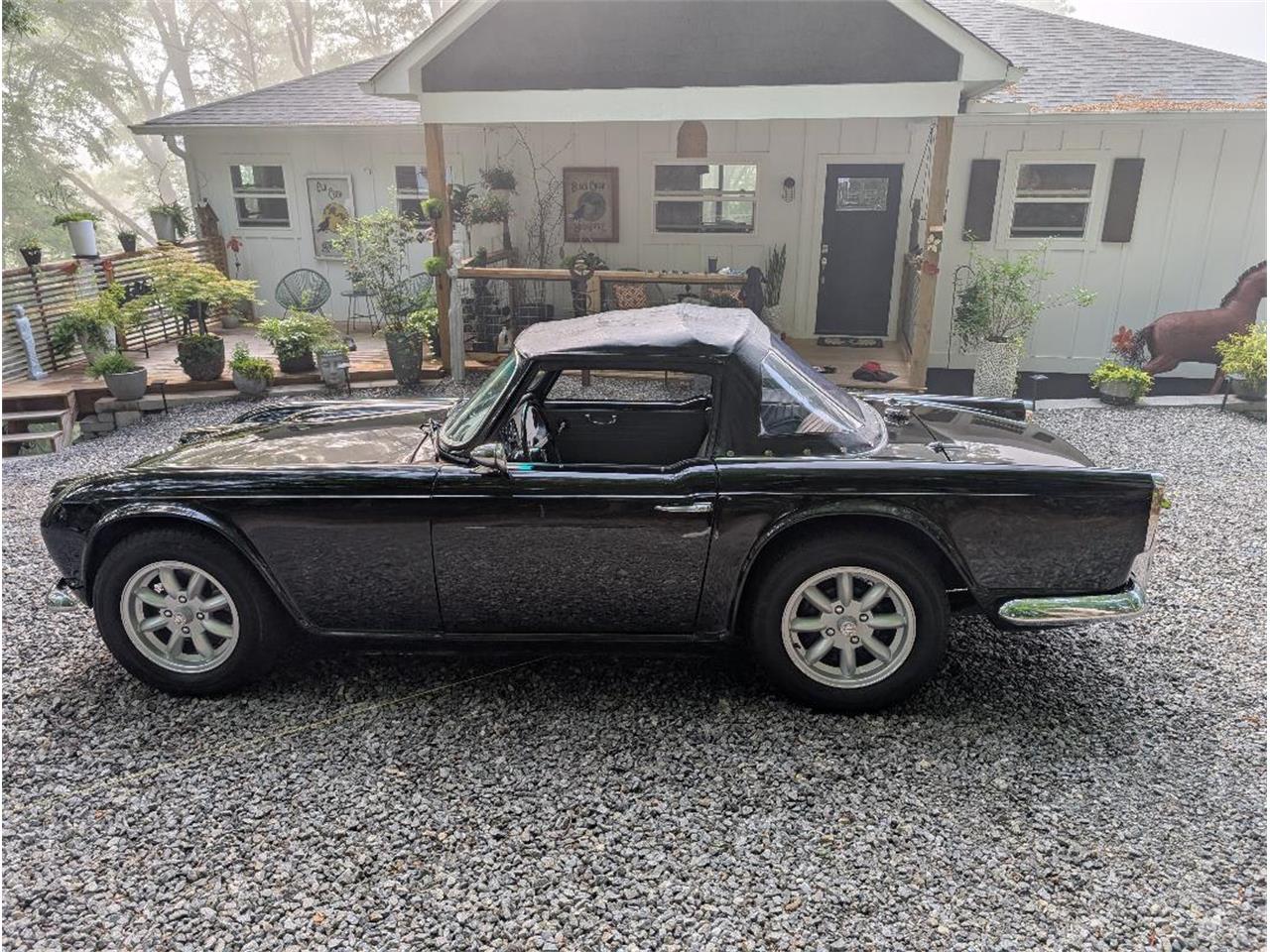 Triumph-Tr4-1964-New-Gloss-Black-pain-Light-grey-leather-22