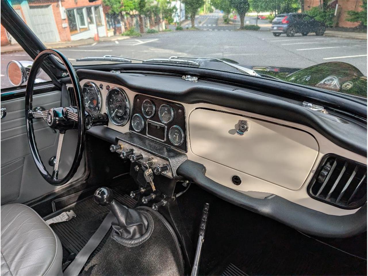 Triumph-Tr4-1964-New-Gloss-Black-pain-Light-grey-leather-23