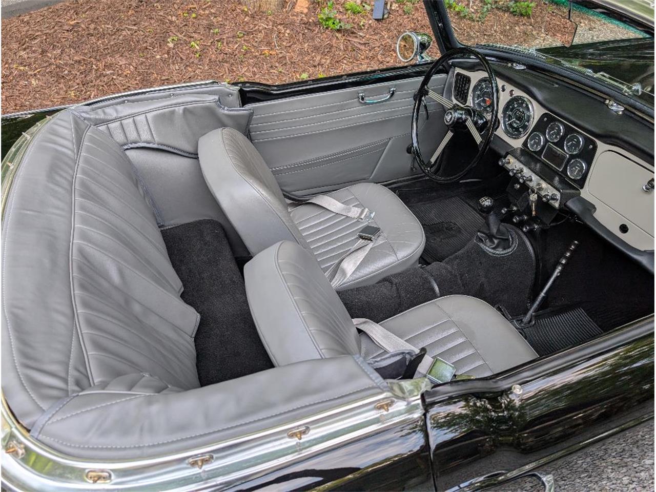 Triumph-Tr4-1964-New-Gloss-Black-pain-Light-grey-leather-24