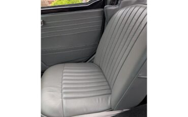 Triumph-Tr4-1964-New-Gloss-Black-pain-Light-grey-leather-31