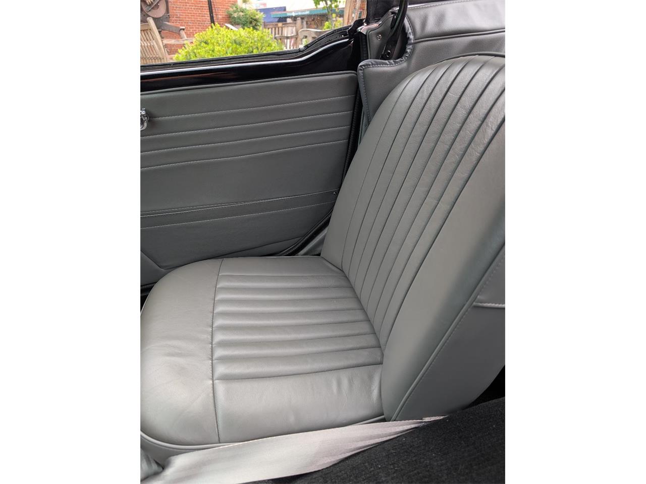 Triumph-Tr4-1964-New-Gloss-Black-pain-Light-grey-leather-31