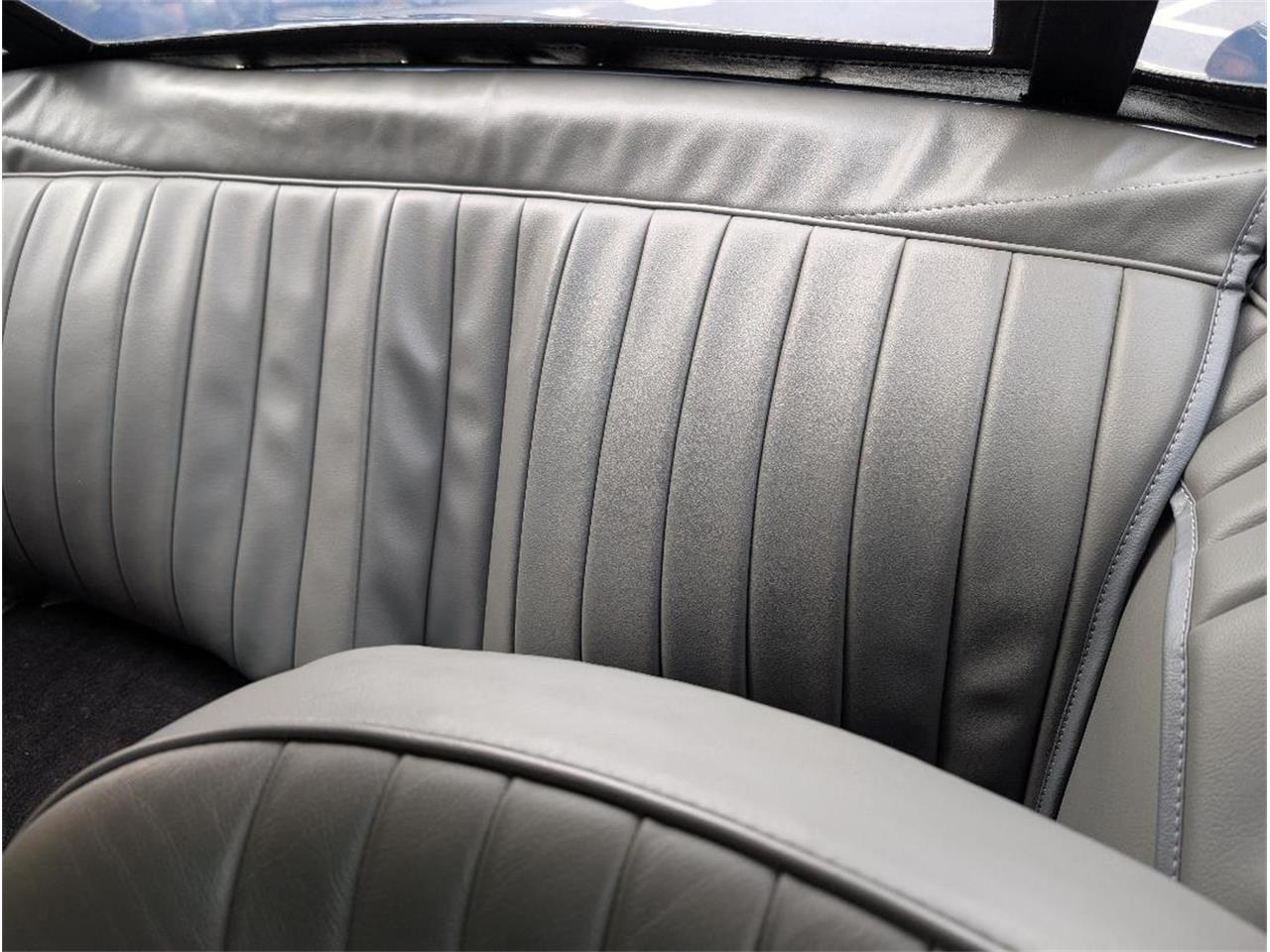 Triumph-Tr4-1964-New-Gloss-Black-pain-Light-grey-leather-33