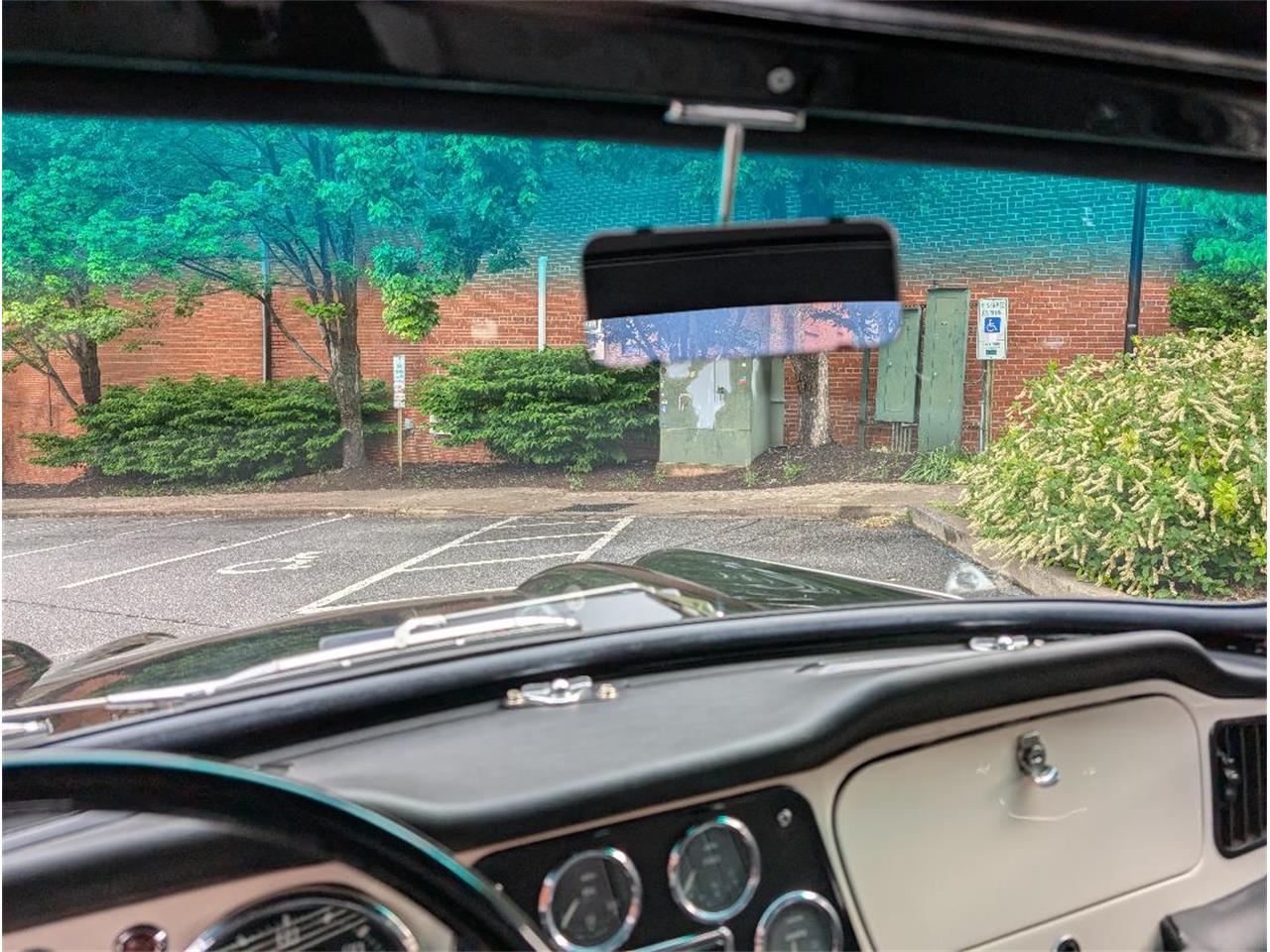 Triumph-Tr4-1964-New-Gloss-Black-pain-Light-grey-leather-35