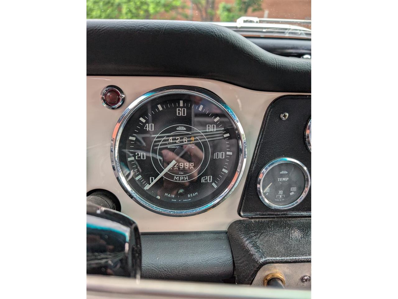 Triumph-Tr4-1964-New-Gloss-Black-pain-Light-grey-leather-36