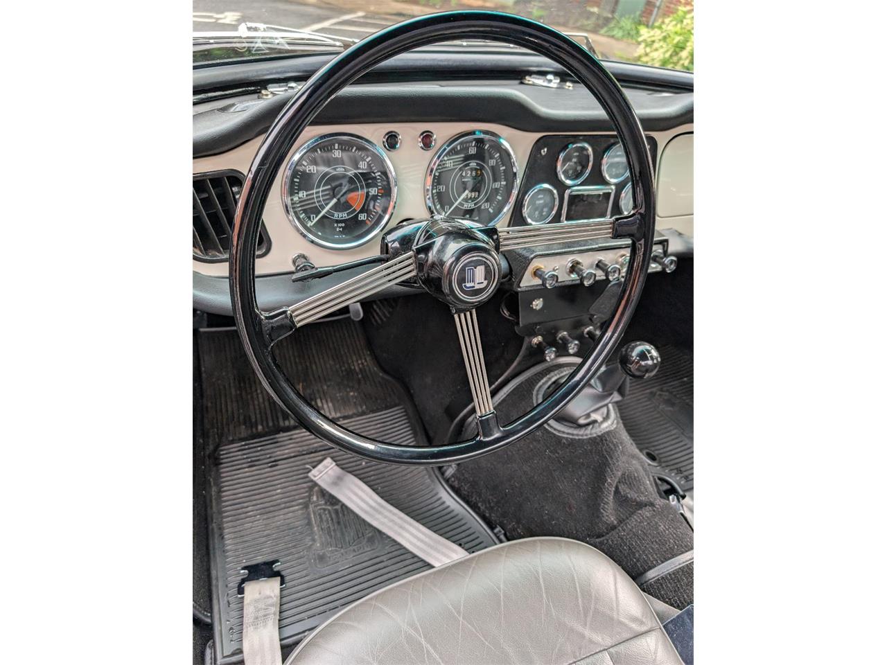 Triumph-Tr4-1964-New-Gloss-Black-pain-Light-grey-leather-37