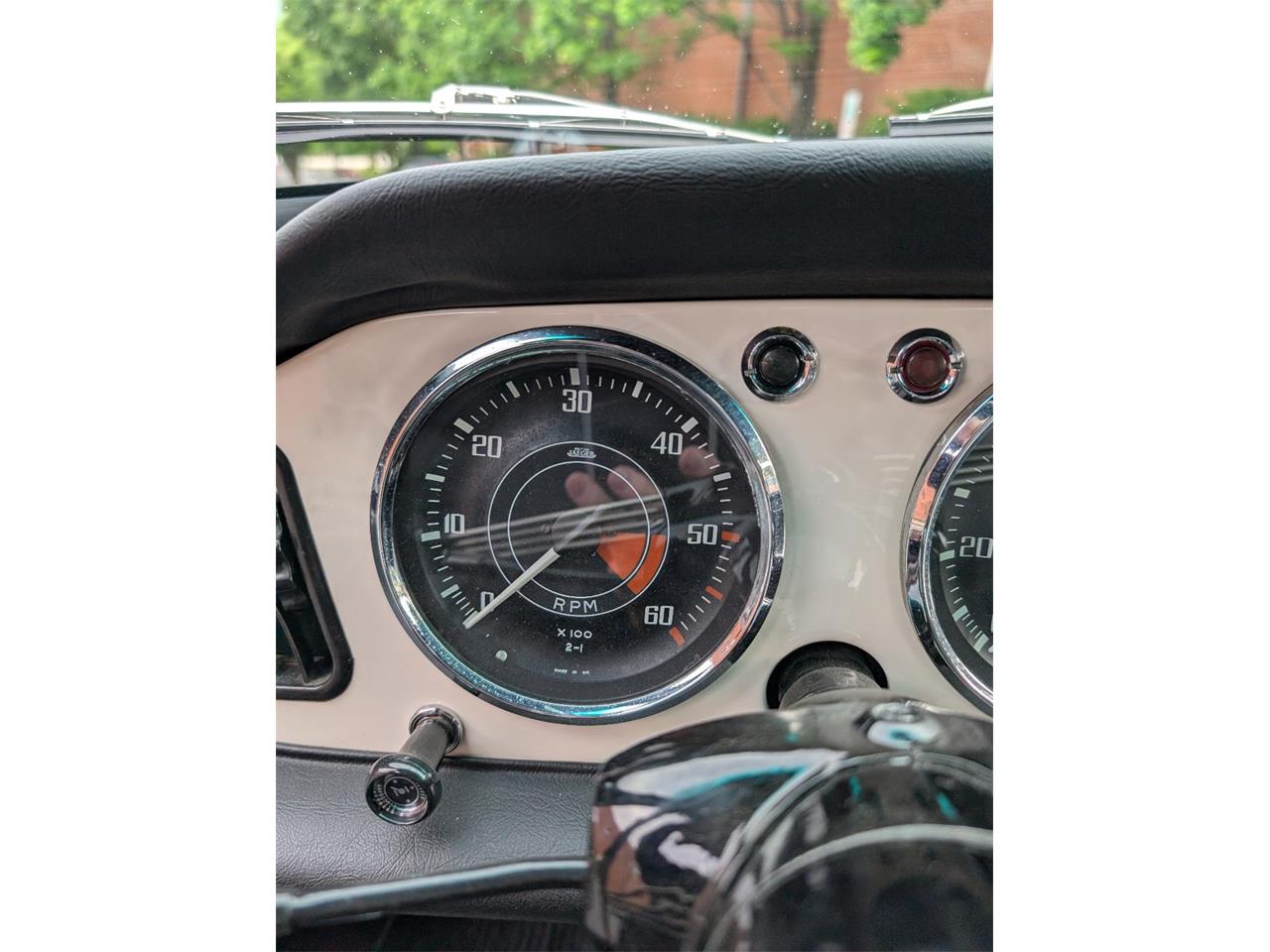 Triumph-Tr4-1964-New-Gloss-Black-pain-Light-grey-leather-38
