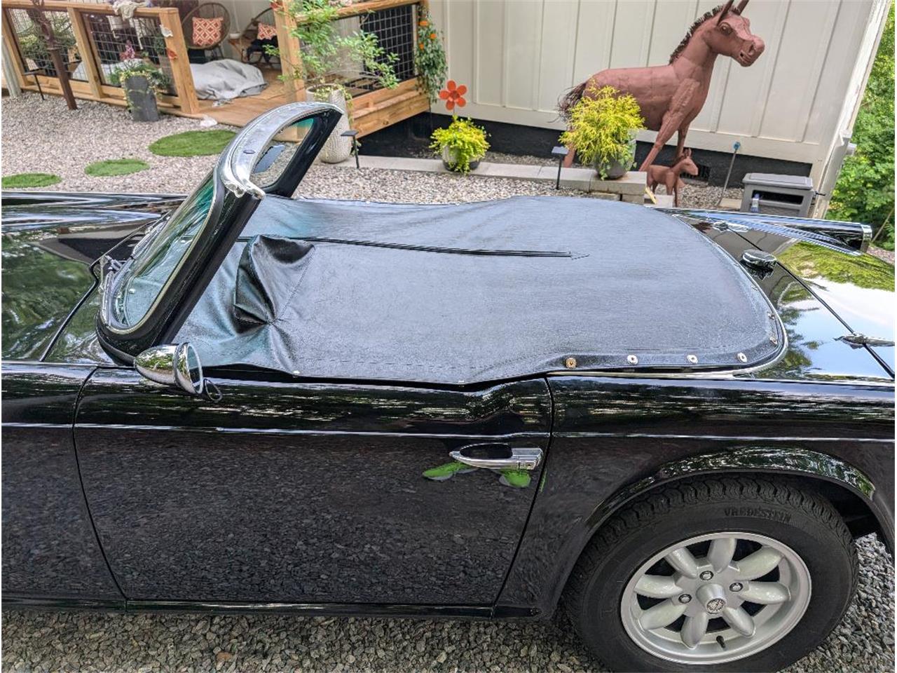 Triumph-Tr4-1964-New-Gloss-Black-pain-Light-grey-leather-4