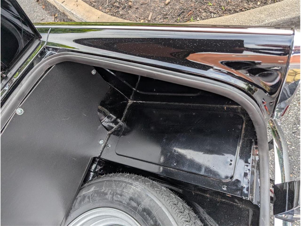 Triumph-Tr4-1964-New-Gloss-Black-pain-Light-grey-leather-50