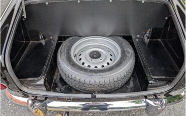 Triumph-Tr4-1964-New-Gloss-Black-pain-Light-grey-leather-57