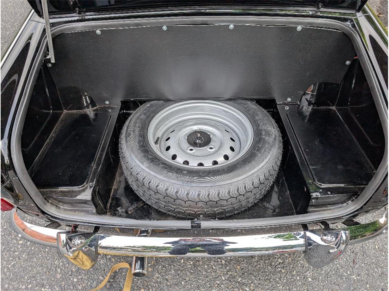 Triumph-Tr4-1964-New-Gloss-Black-pain-Light-grey-leather-57
