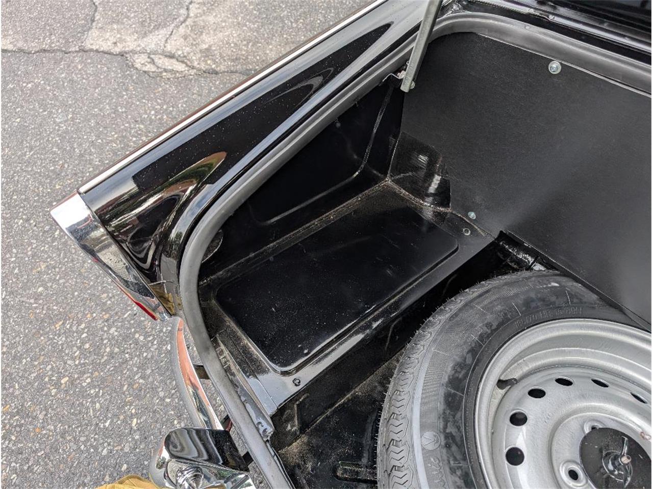 Triumph-Tr4-1964-New-Gloss-Black-pain-Light-grey-leather-58