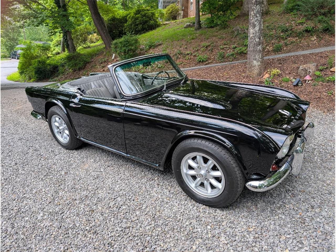 Triumph-Tr4-1964-New-Gloss-Black-pain-Light-grey-leather-61