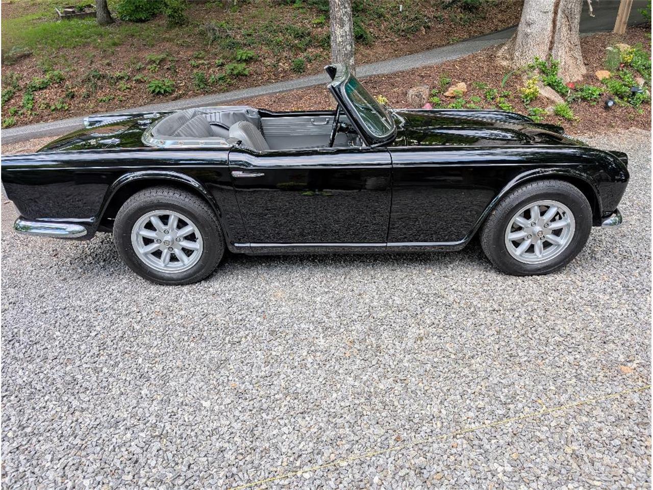 Triumph-Tr4-1964-New-Gloss-Black-pain-Light-grey-leather-62