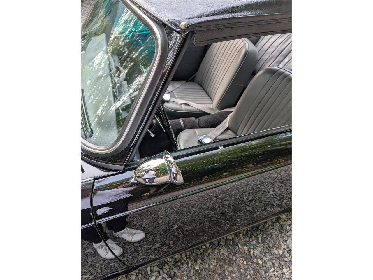 Triumph-Tr4-1964-New-Gloss-Black-pain-Light-grey-leather-65