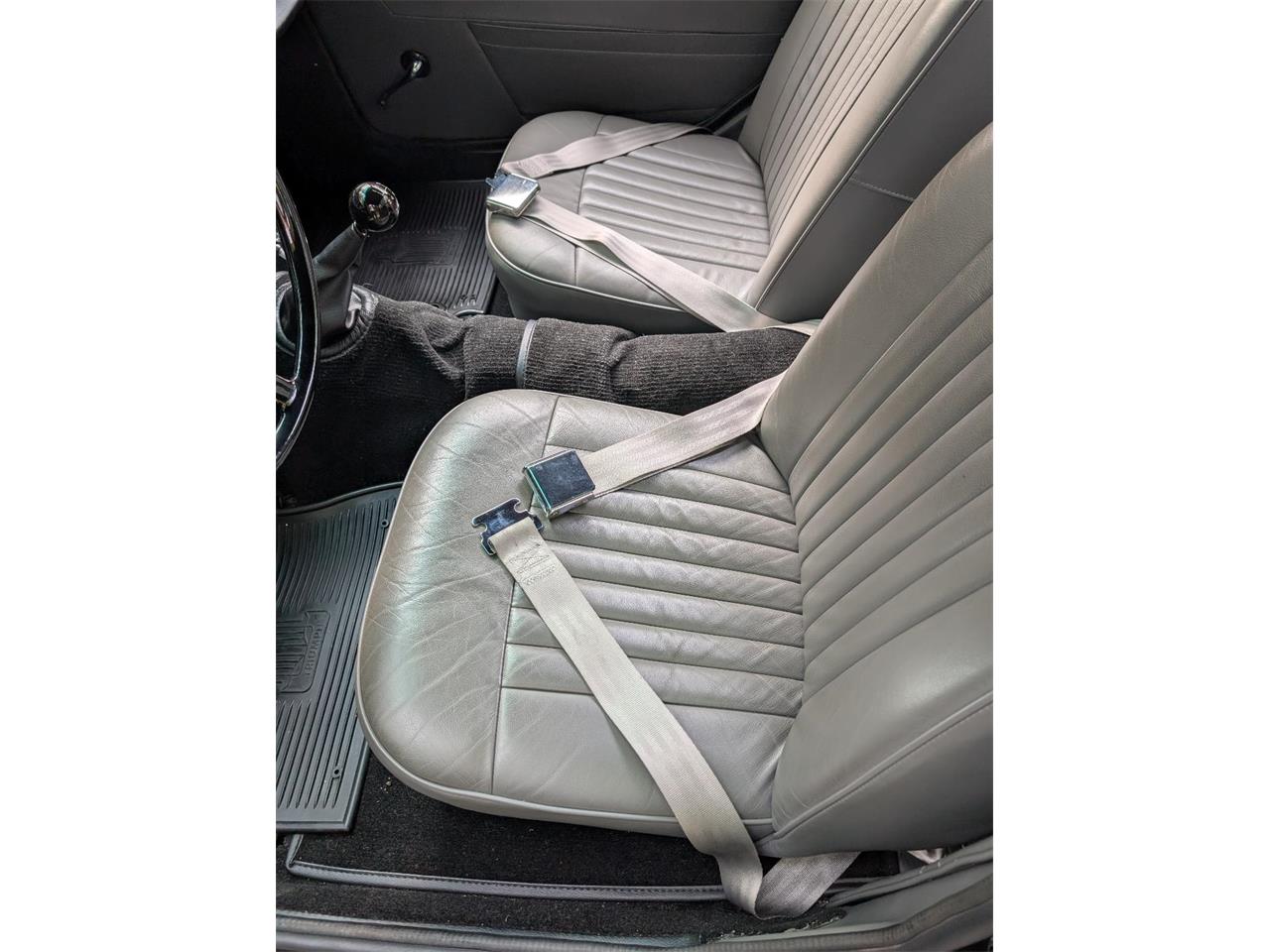 Triumph-Tr4-1964-New-Gloss-Black-pain-Light-grey-leather-66