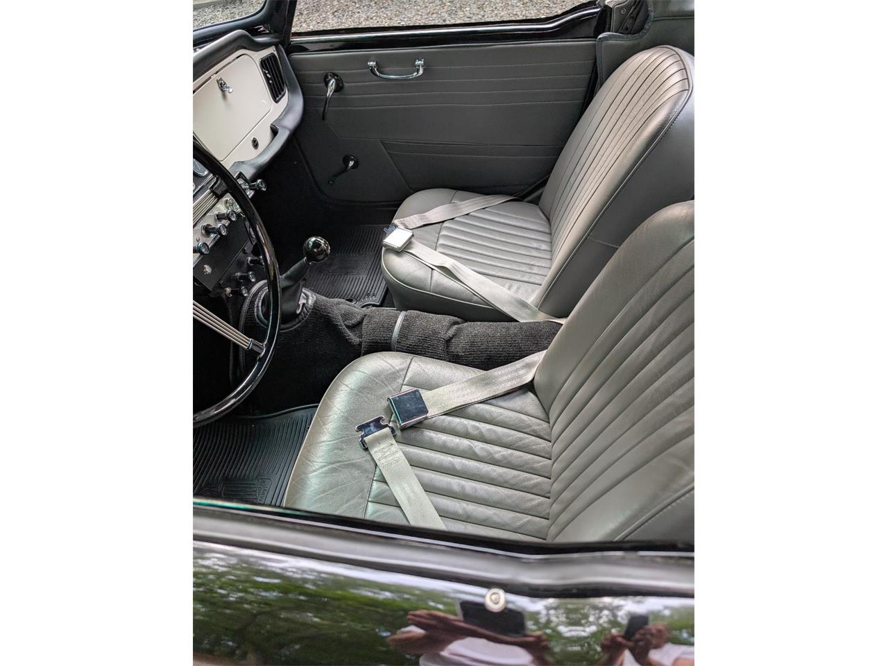 Triumph-Tr4-1964-New-Gloss-Black-pain-Light-grey-leather-67