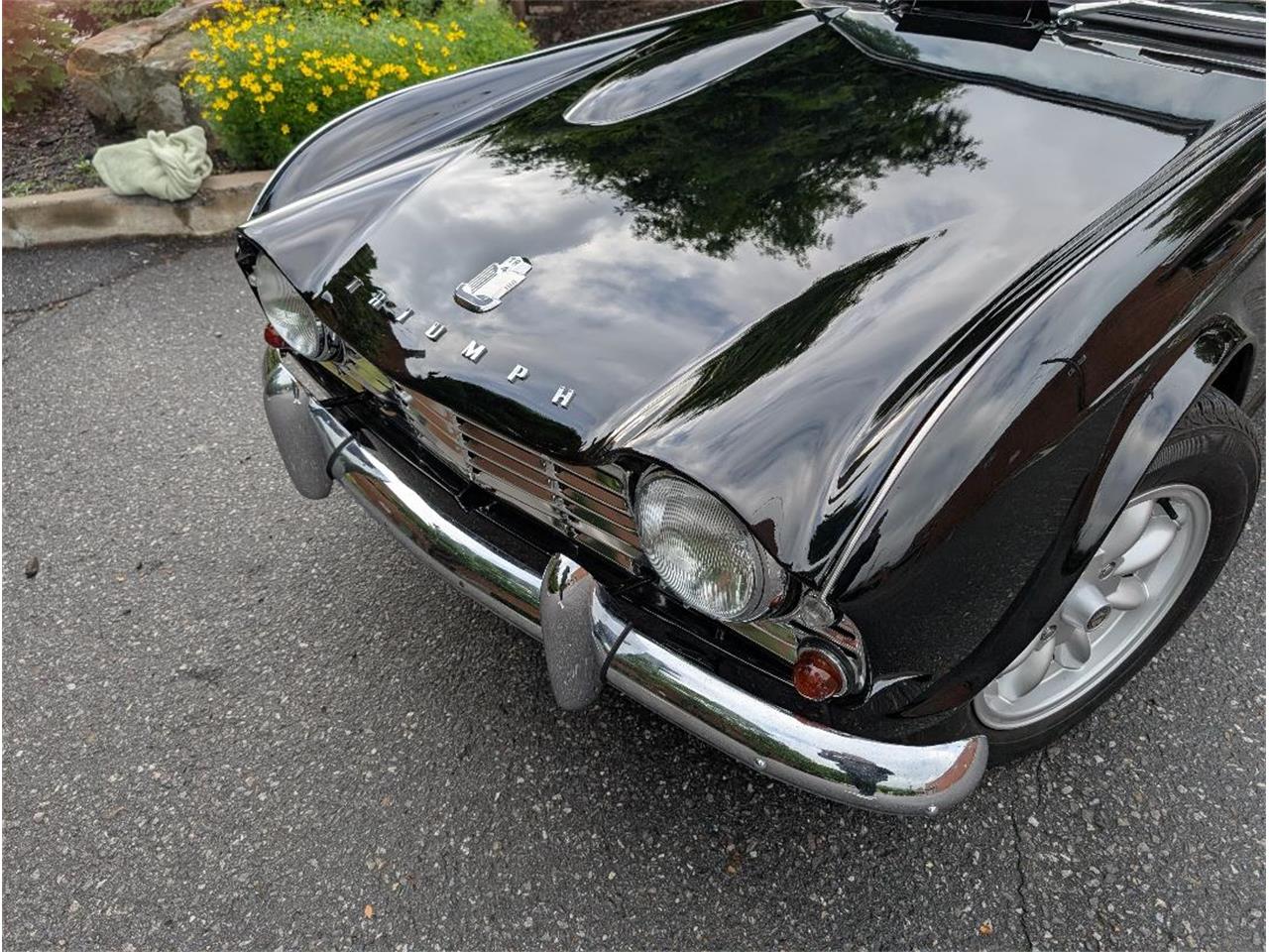 Triumph-Tr4-1964-New-Gloss-Black-pain-Light-grey-leather-7
