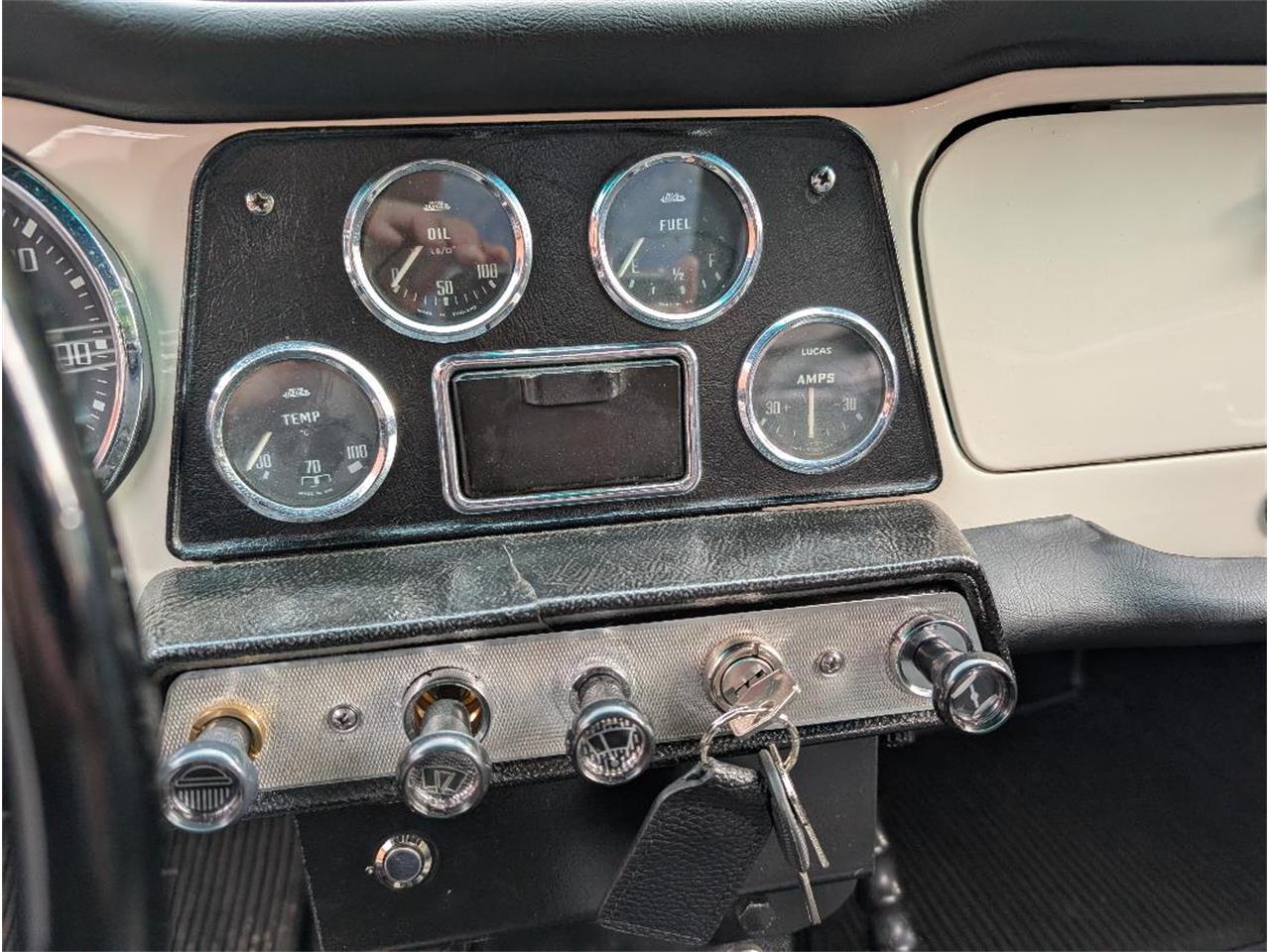 Triumph-Tr4-1964-New-Gloss-Black-pain-Light-grey-leather-72