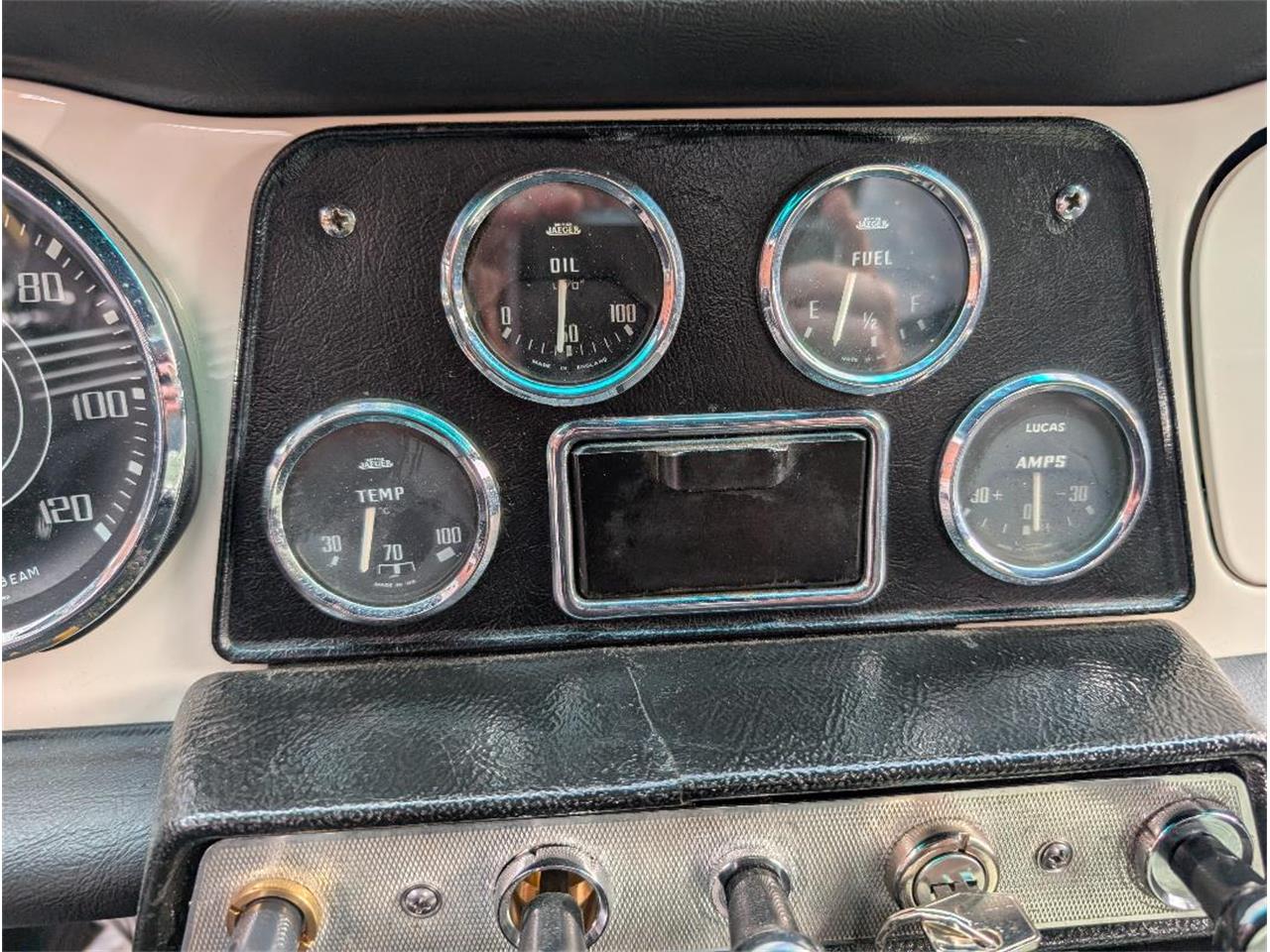 Triumph-Tr4-1964-New-Gloss-Black-pain-Light-grey-leather-76