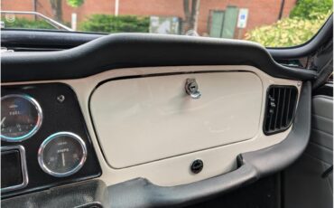 Triumph-Tr4-1964-New-Gloss-Black-pain-Light-grey-leather-77