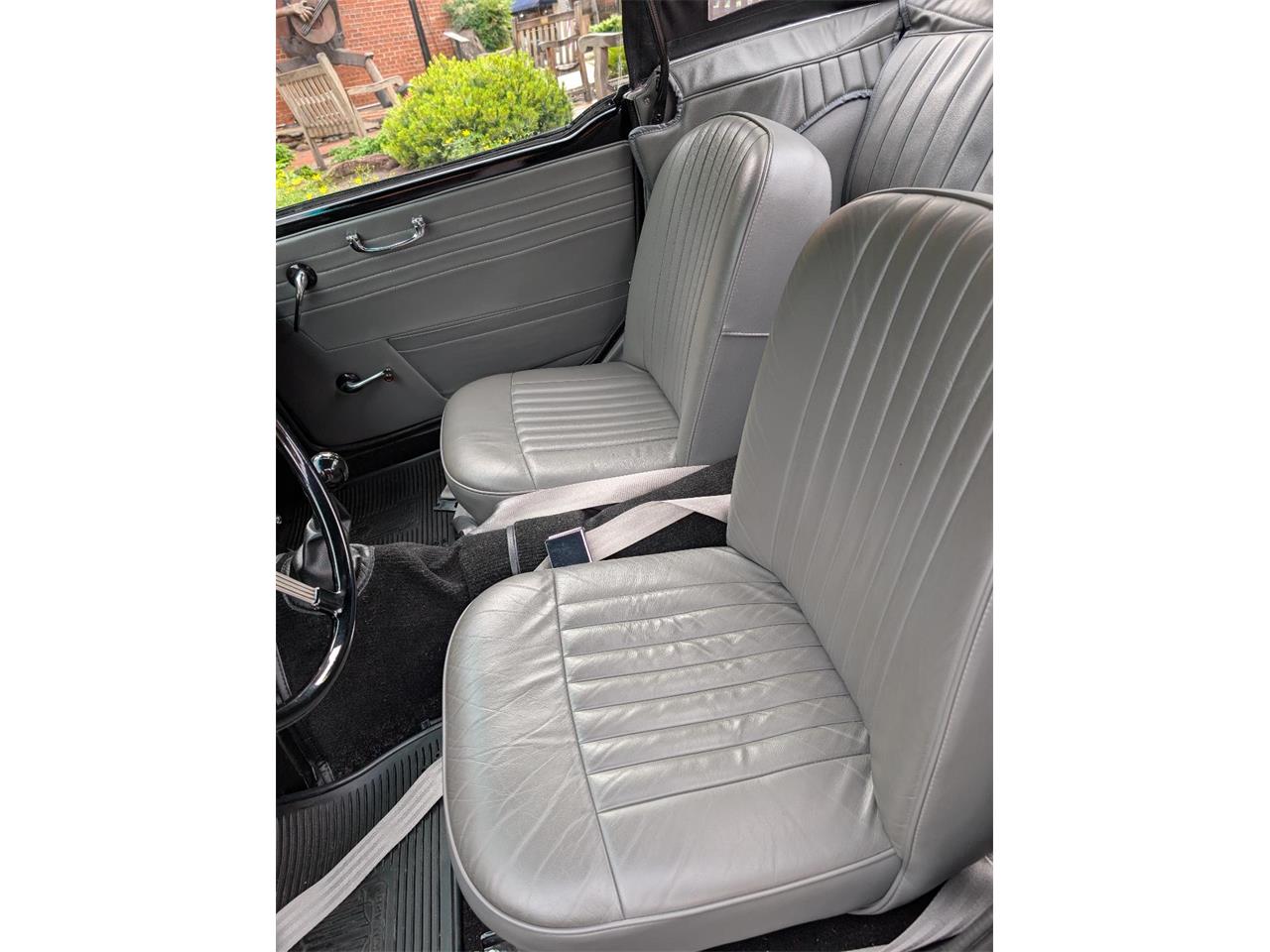 Triumph-Tr4-1964-New-Gloss-Black-pain-Light-grey-leather-79