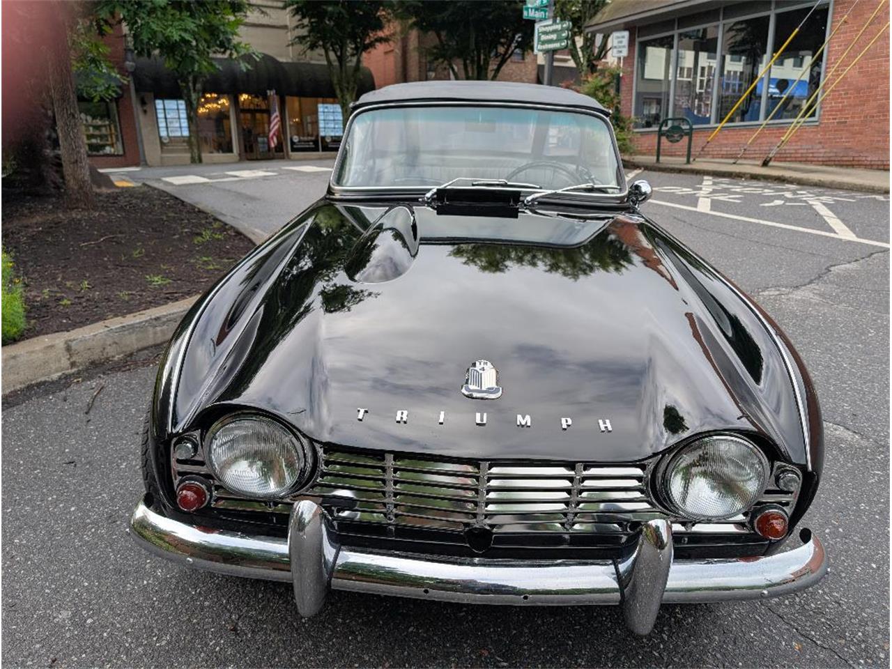 Triumph-Tr4-1964-New-Gloss-Black-pain-Light-grey-leather-8
