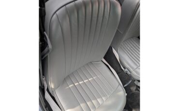 Triumph-Tr4-1964-New-Gloss-Black-pain-Light-grey-leather-80