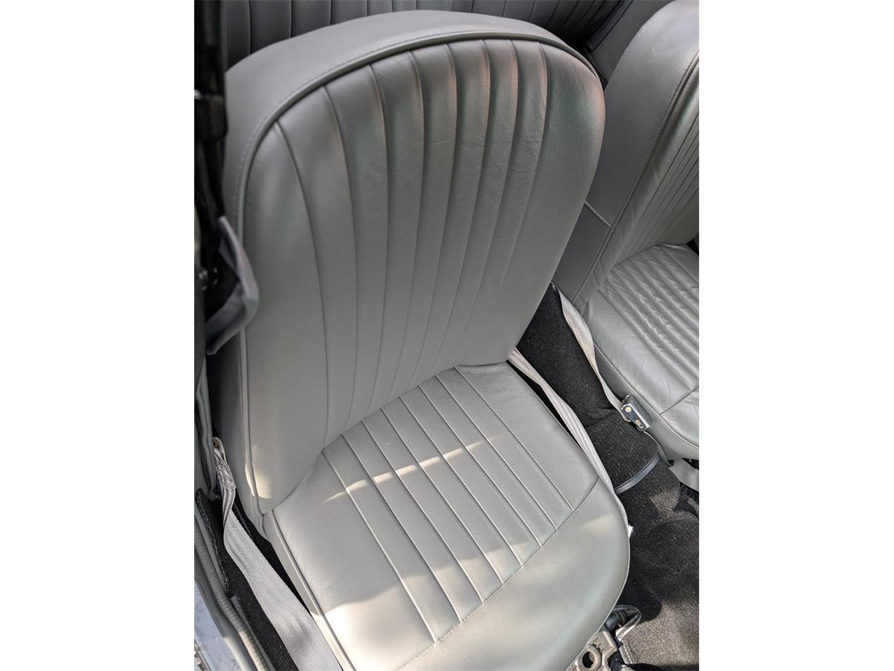 Triumph-Tr4-1964-New-Gloss-Black-pain-Light-grey-leather-80
