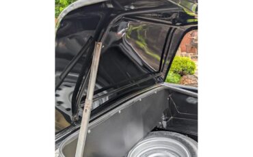 Triumph-Tr4-1964-New-Gloss-Black-pain-Light-grey-leather-83