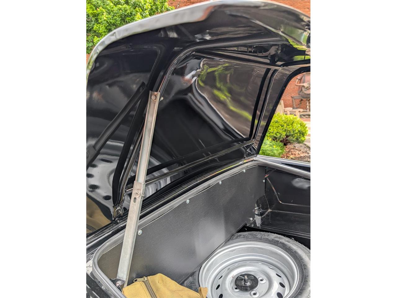 Triumph-Tr4-1964-New-Gloss-Black-pain-Light-grey-leather-83