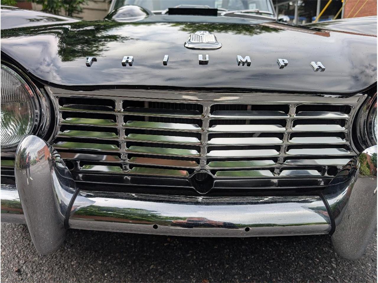 Triumph-Tr4-1964-New-Gloss-Black-pain-Light-grey-leather-9