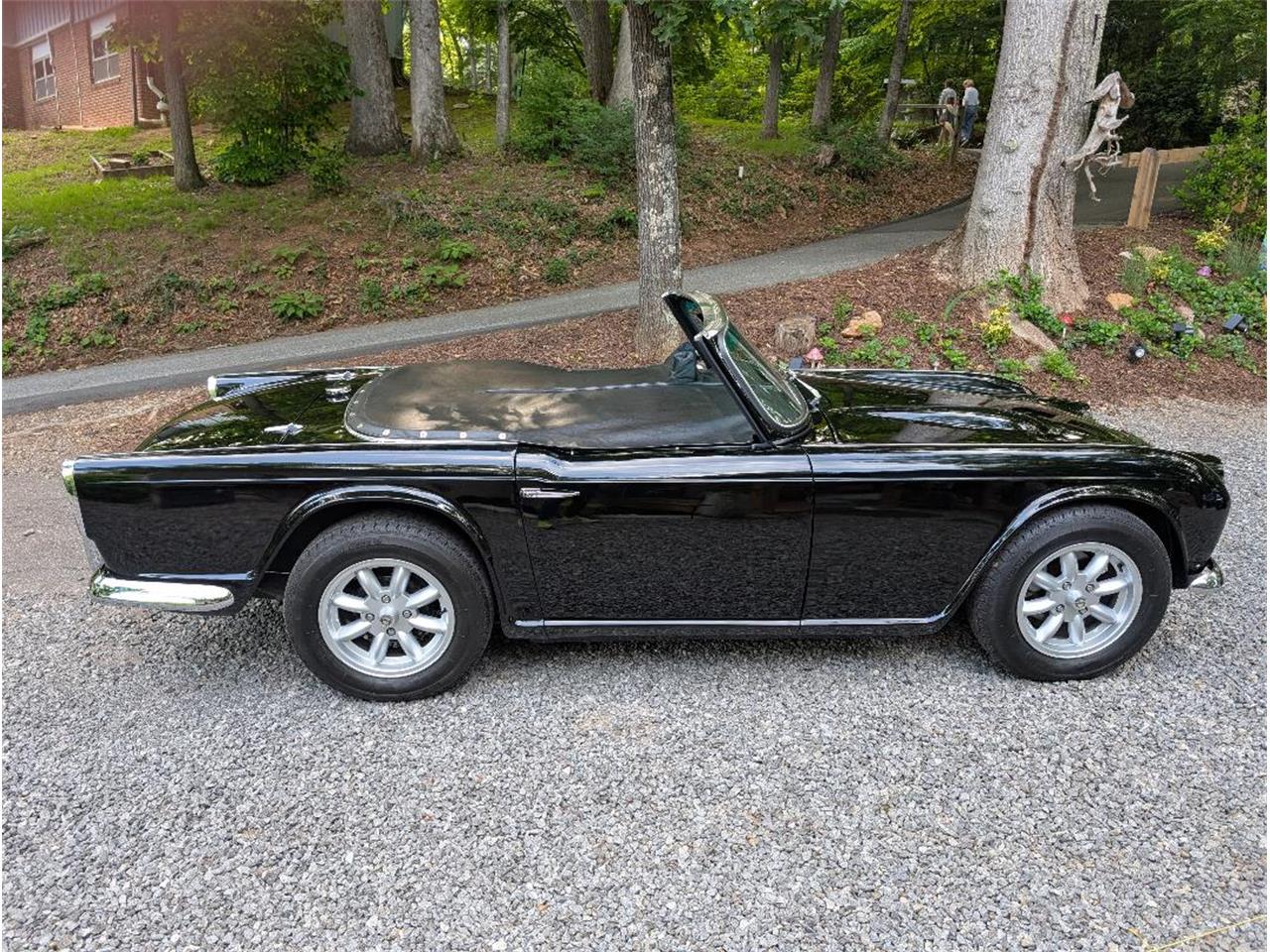 Triumph-Tr4-1964-New-Gloss-Black-pain-Light-grey-leather