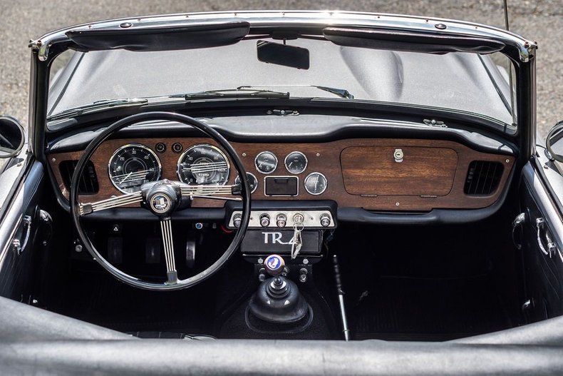 Triumph-Tr4-1965-Granite-Gray-Black-11