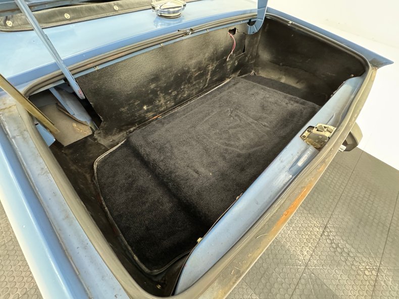 Triumph-Tr6-1974-French-Blue-Black-40