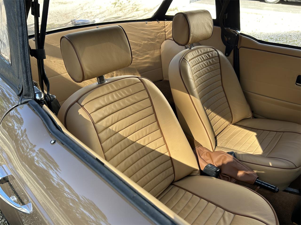 Triumph-Tr6-1975-Maple-Brown-Tan-10