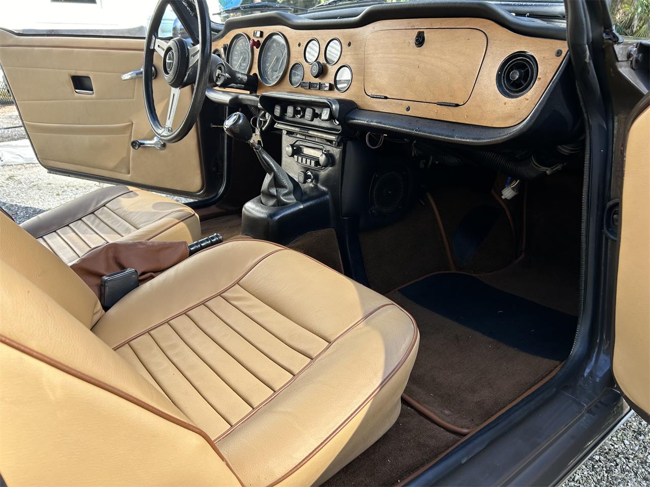 Triumph-Tr6-1975-Maple-Brown-Tan-12