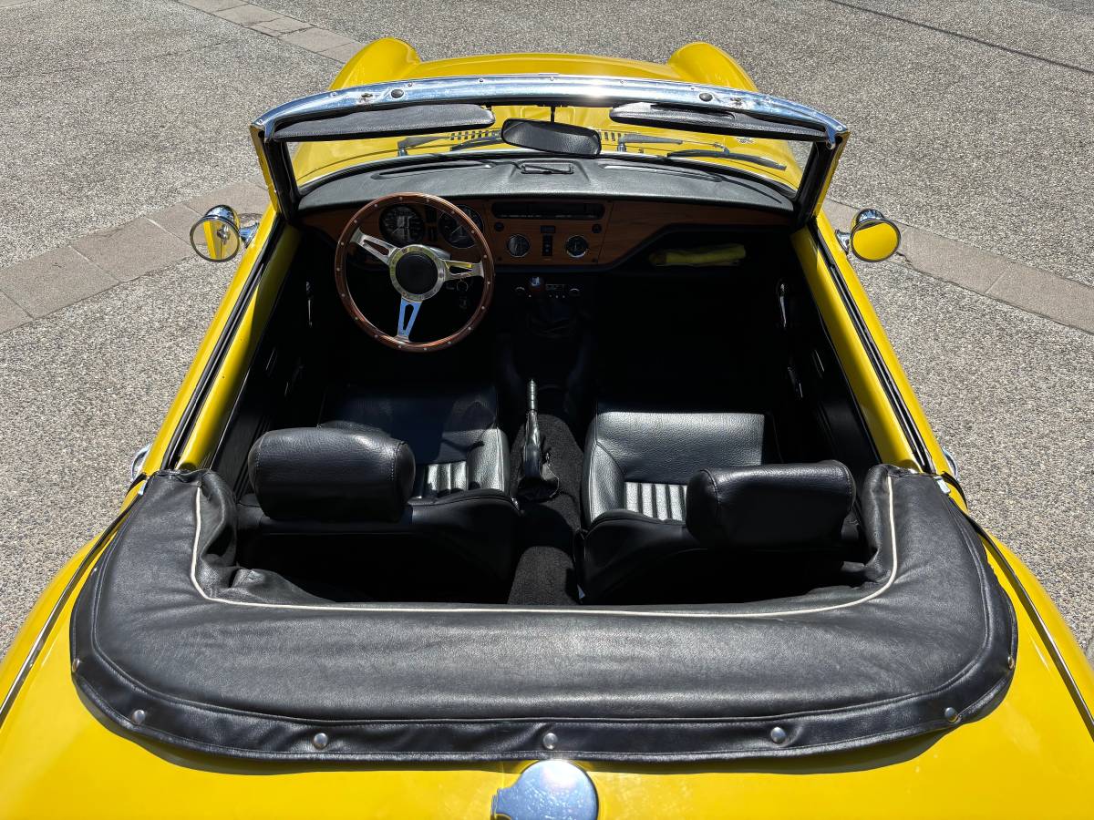 Triumph-spitfire-1974-yellow-11