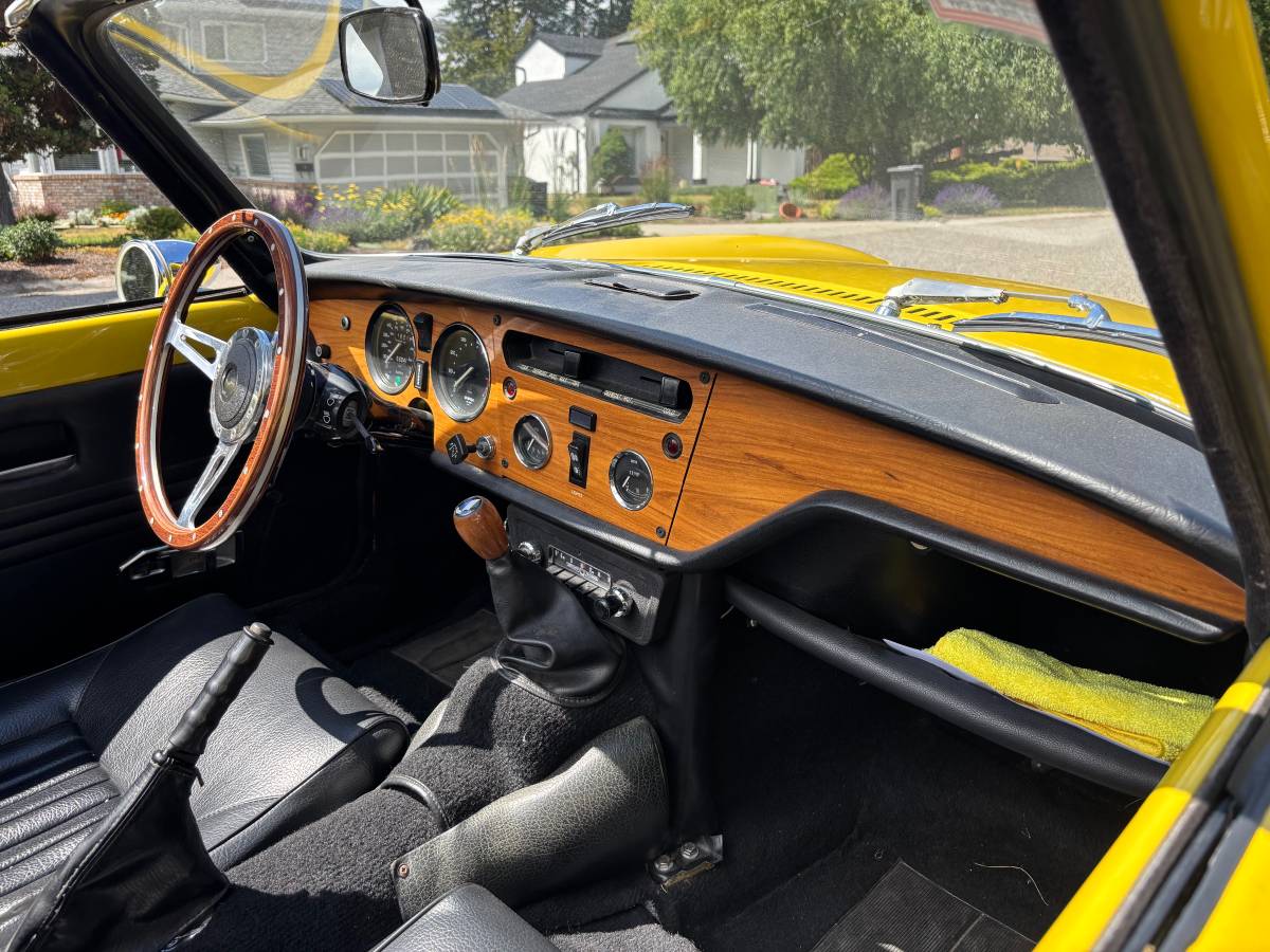 Triumph-spitfire-1974-yellow-14