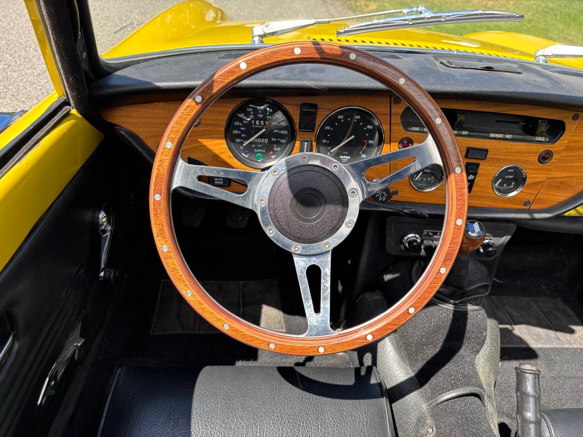 Triumph-spitfire-1974-yellow-15