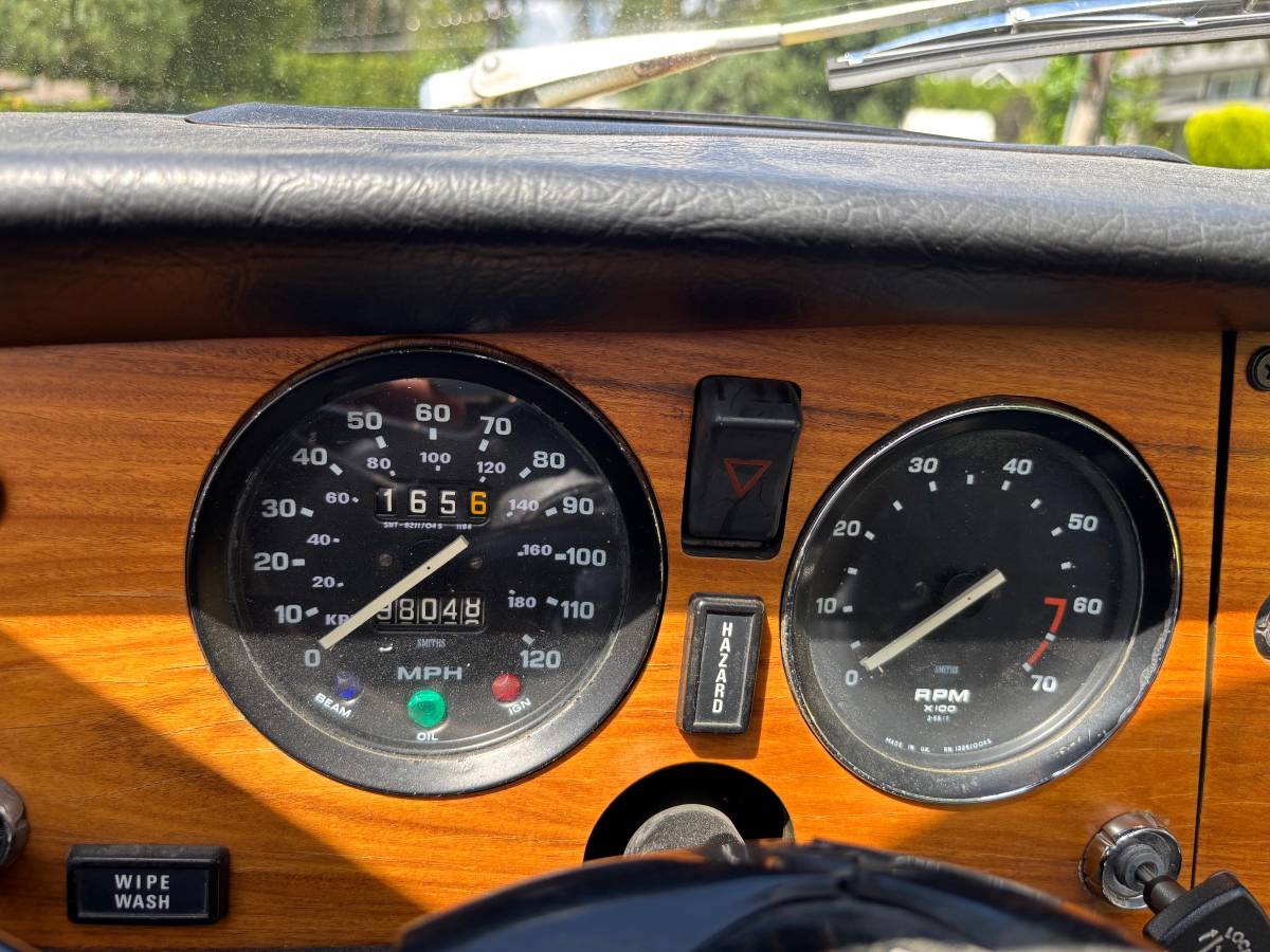 Triumph-spitfire-1974-yellow-23