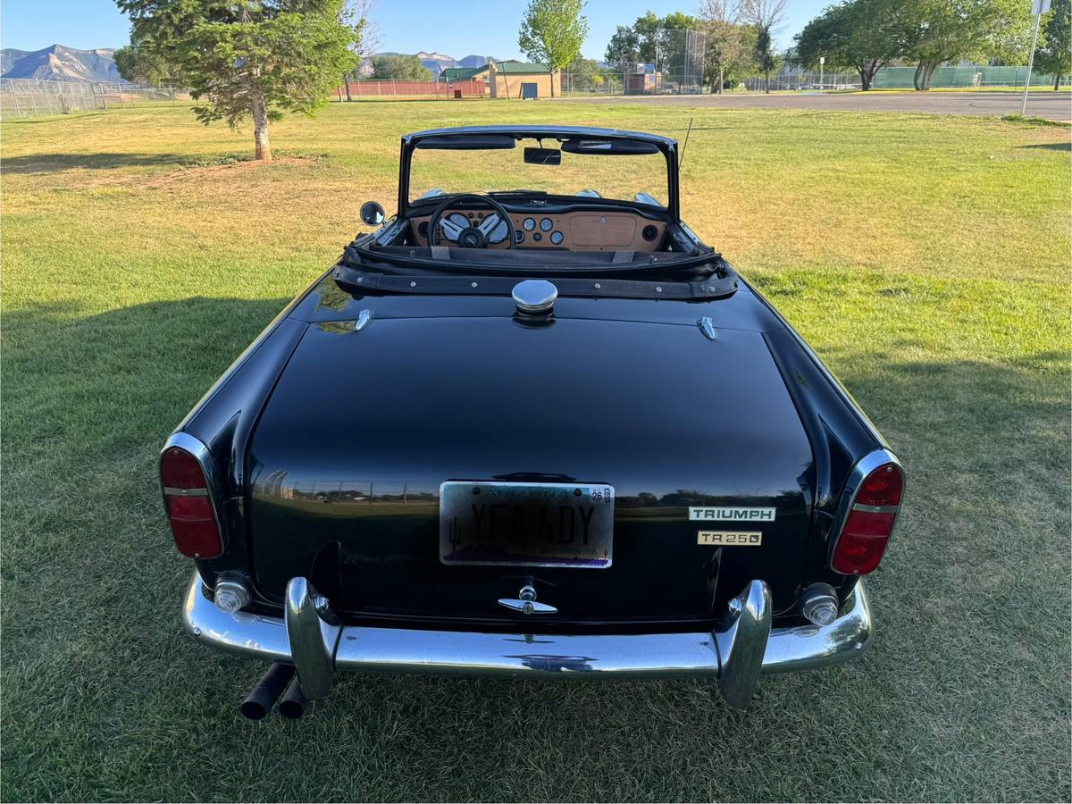 Triumph-tr250-1968-black-2
