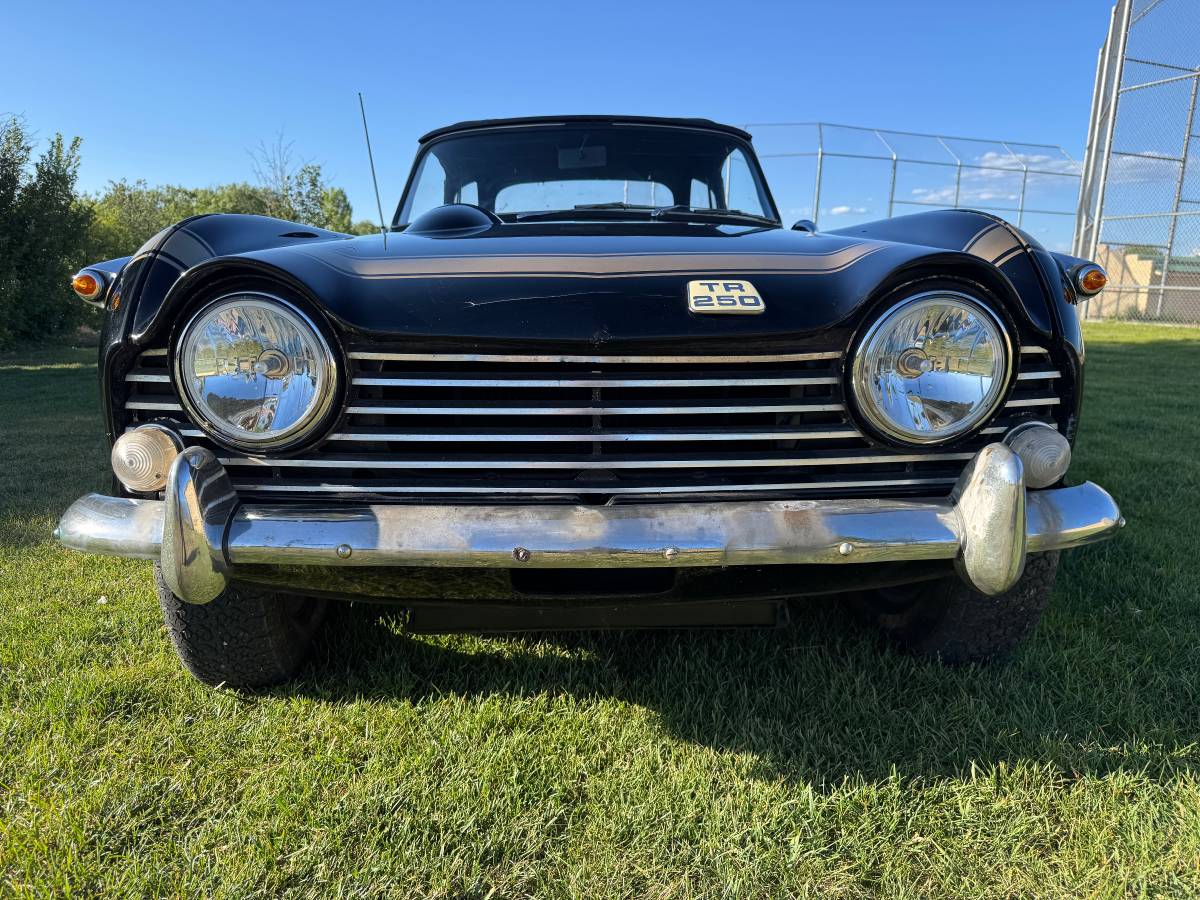 Triumph-tr250-1968-black-3