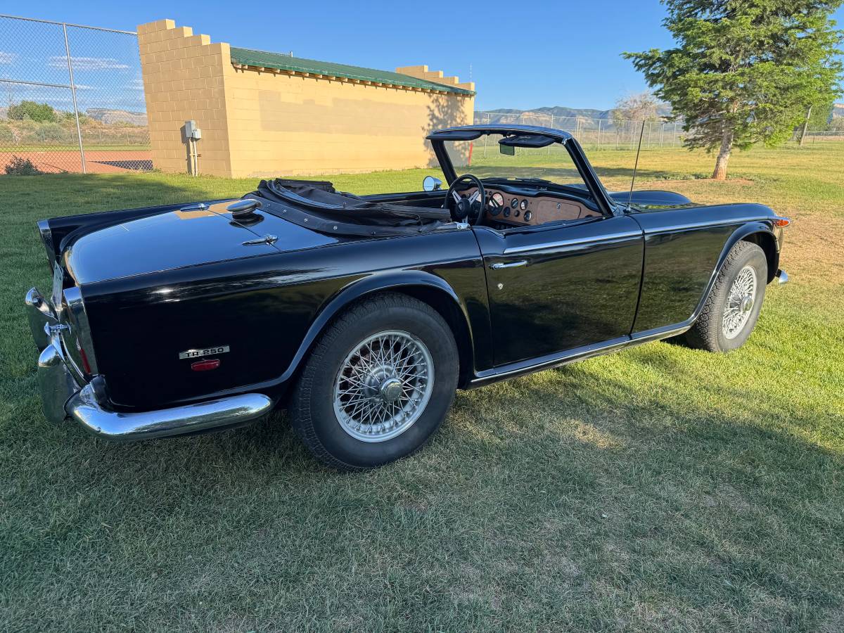 Triumph-tr250-1968-black-5