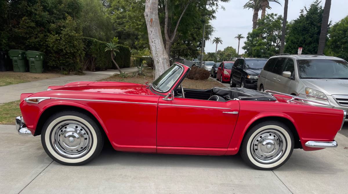 Triumph-tr4a-1968-red-8