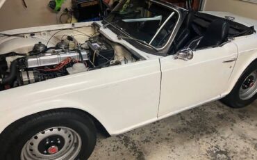 Triumph-tr6-1972-white-10